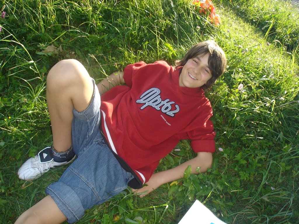 Auf der Wiese sitzen